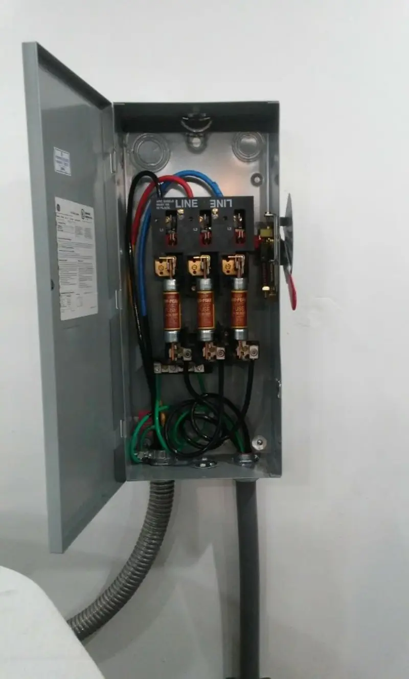 Three-phase disconnect switch installed for Smoke Detector Installation in Ponca City